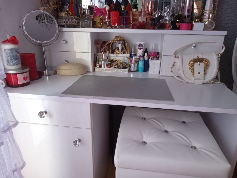 Piękna toaletka biurko