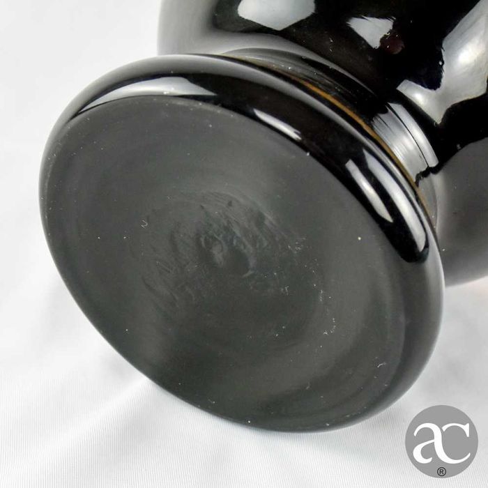 Jarra em vidro opalino preto com ouro 24k e camafeu