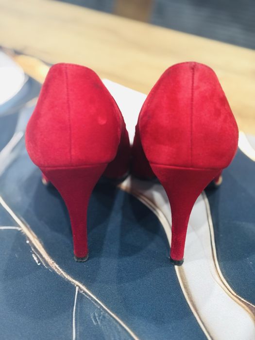 Buty damskie na szpilce.