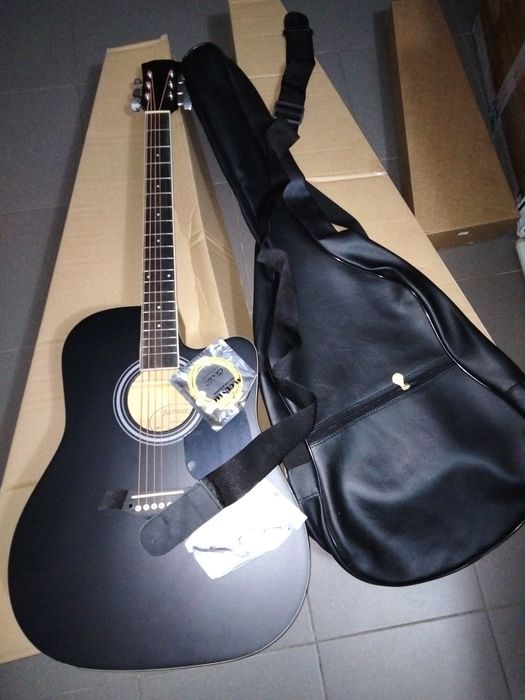 Guitarra western preta acústica cordas aço.