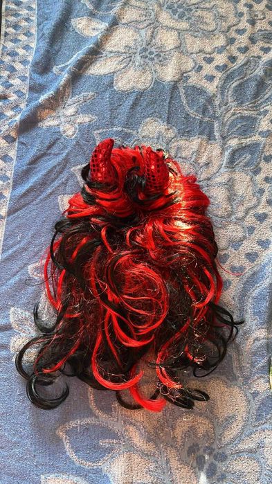 Nr 11 Peruka diablicy z rogami.