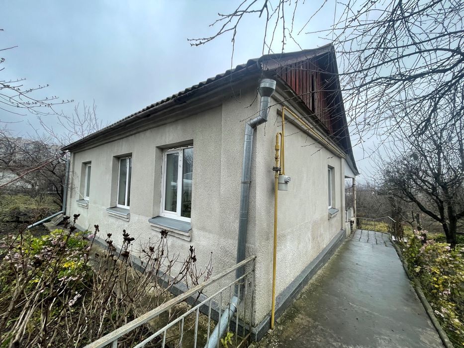 Продам житловий будинок неподалік від центру. Готовий до життя