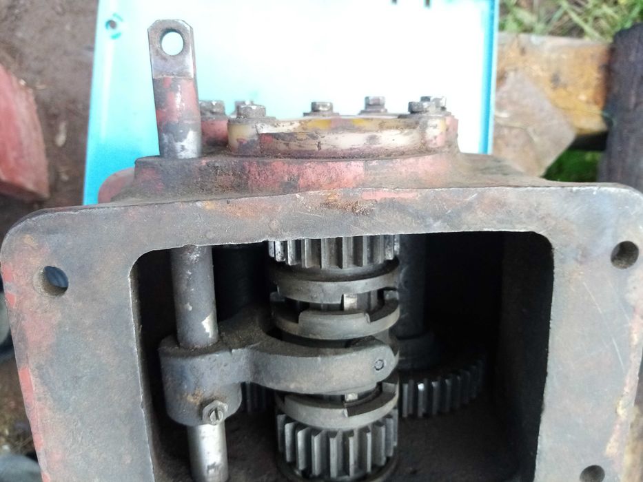 Реверс(МОХ)-коробка для зміни руху обертання двохвиходова