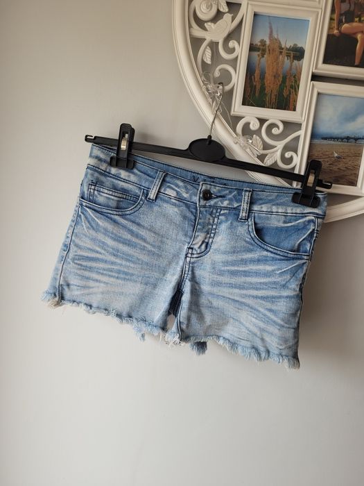 Jeansowe szorty zakonczone nitkami z kieszeniami r. 38 Vila