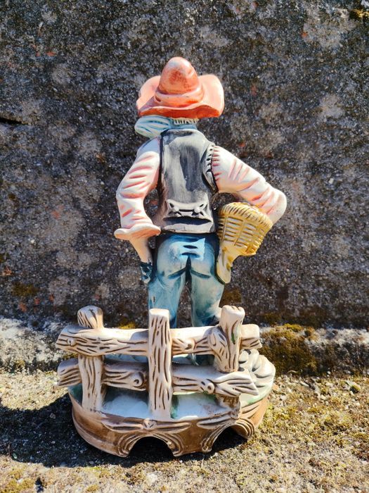 Figura antiga em barro