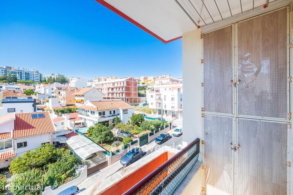 Apartamento T2, com lugar de estacionamento e arrecadação, na Ramada