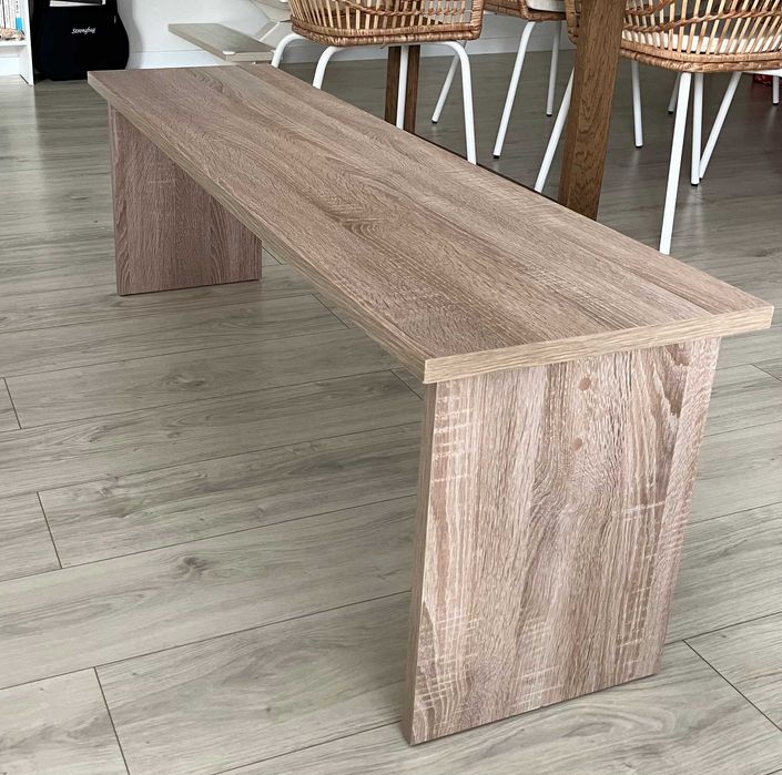 Conjunto de mesa e bancos para interior.