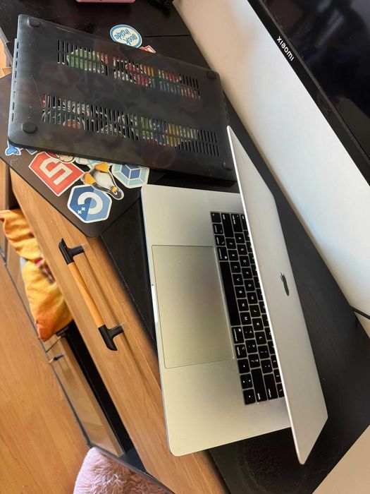 MacBook Pro 15" 2018 | i7 6-Core | 32GB RAM | 512GB SSD | Radeon 4GB