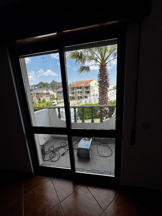 T2 Meirinhas semi mobilado, portão automático, com despesas