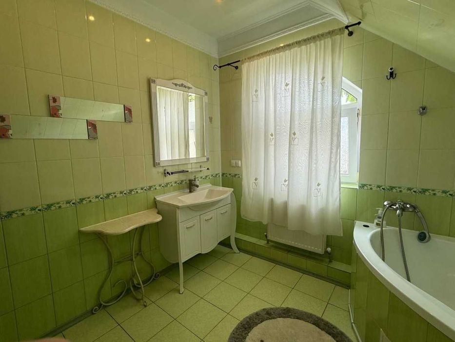 Продаж діючого готелю 900м². 16 номерів. Ресторан. Б'юті-послуги. Центр. ID:721