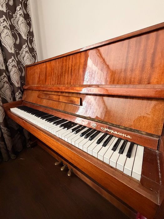 Піаніно ,,Україна,, три пидалі