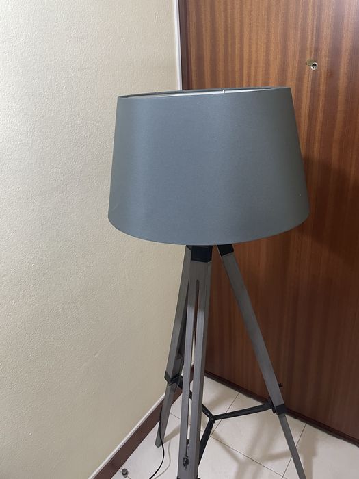 Candeeiro de pé cinza