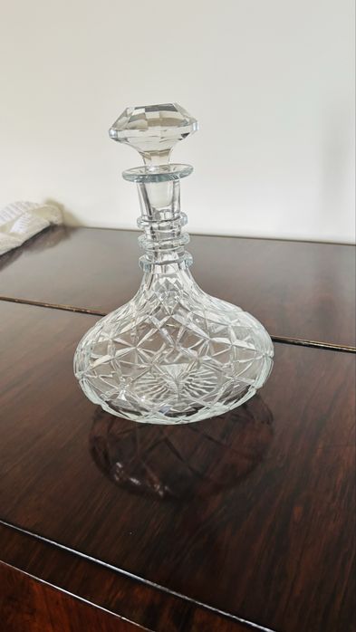 Garrafa antiga em vidro lapidado com rolha – estilo clássico