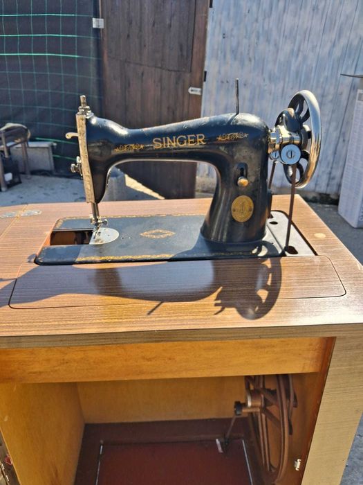 Máquina de Costura Singer Antiga com Móvel e Pedal – A Funcionar