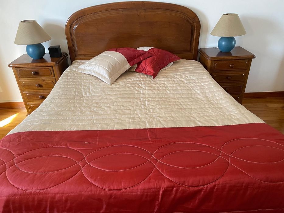 Cama casal com mesinha e outros acessórios