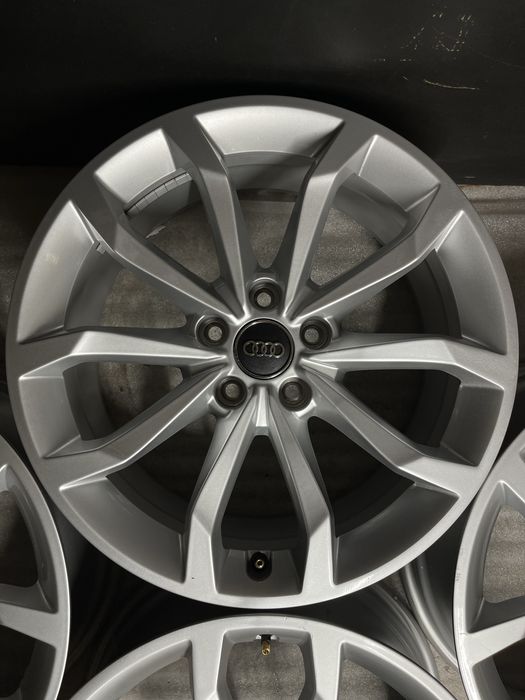 Диски R18 5x112 Et40 8J. Audi A3 A4 A6 A8 Q3 Q5. VW Passat Tiguan Cc