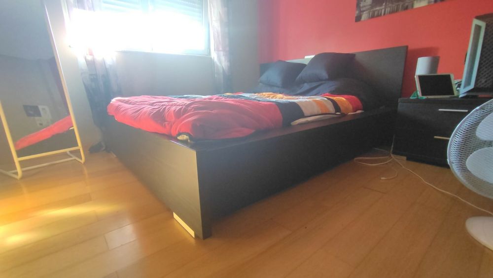 Cama Grande de madeira preta