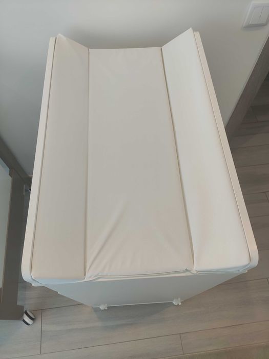 Comoda muda fralda Trama