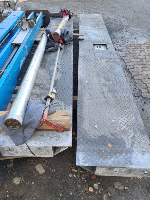 Podnośnik samochodowy hydrauliczny stemplowy