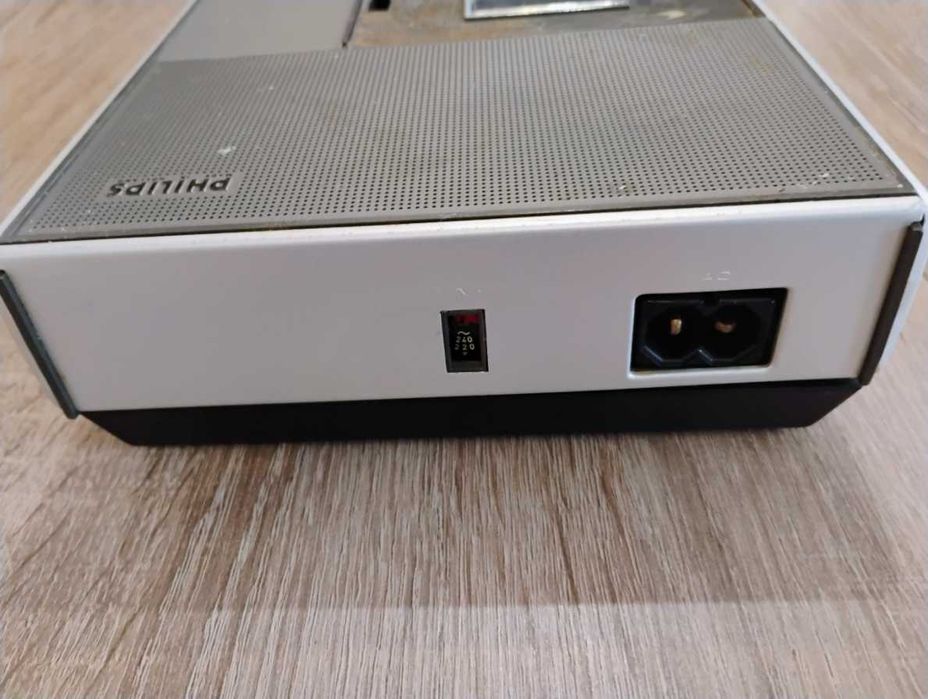 magnetofon reporterski Philips z 1971r. na części