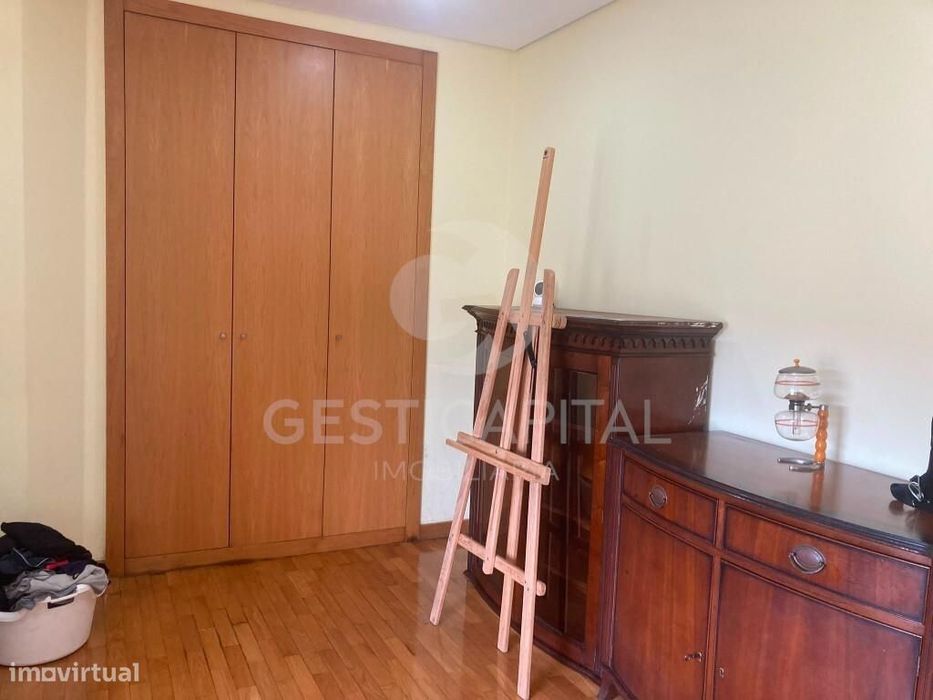 Apartamento T3 com Suite, 2 Varandas e Garagem para 2 Carros  em linha