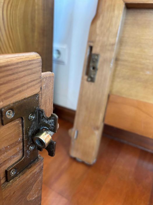 Cama de casal em madeira maciça