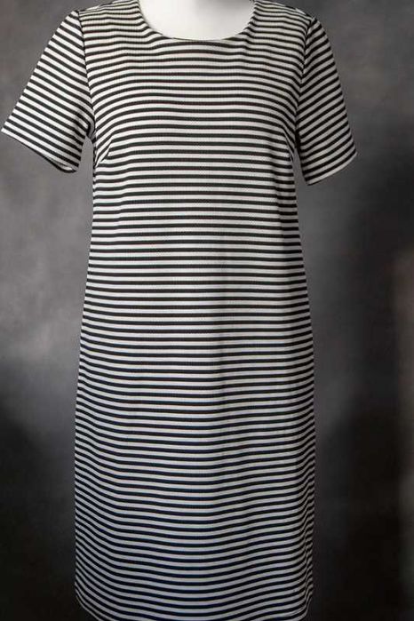 Sukienka w paski na krótki rękaw na jesień i zimę