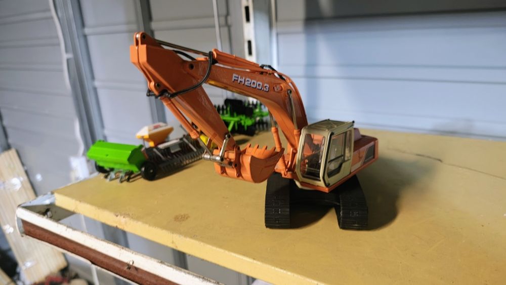 Fiat-Hitachi FH200.3 1;32 Ros