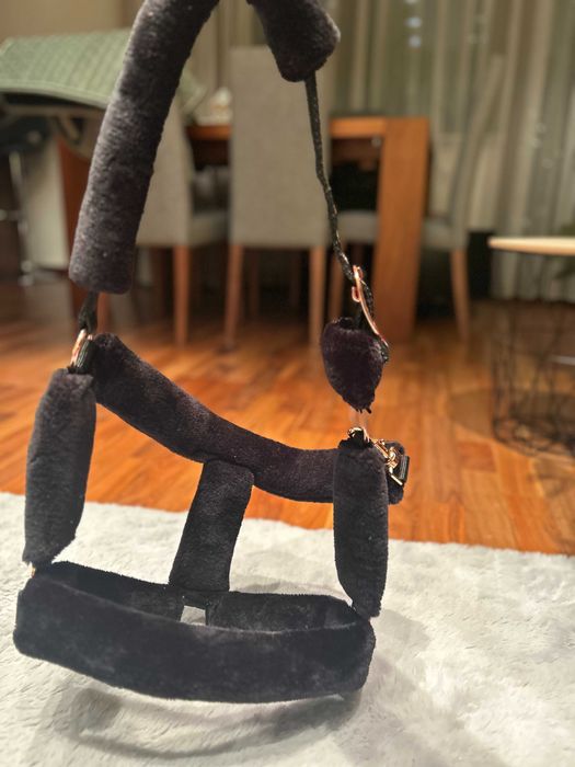 Kantar Covaliero z czarnym futrem i okuciami rose gold