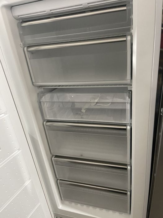 Вертикальна морозильна камера Philips.