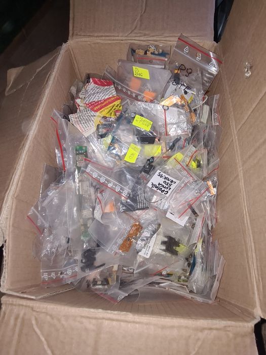 Cały karton części do telefonow