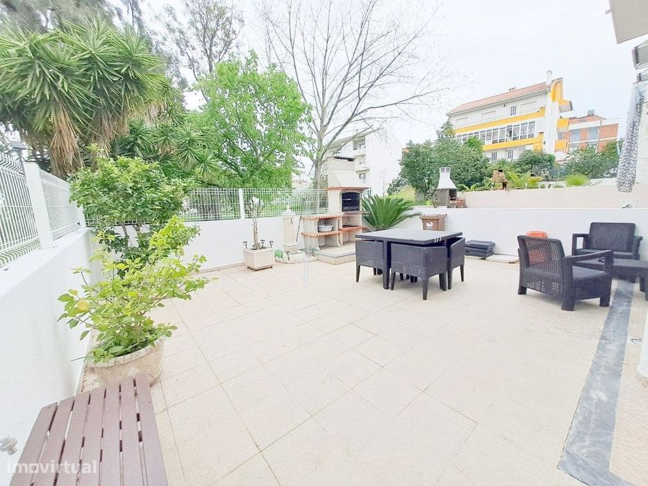 Moradia geminada T3, arquitetura tradicional com garagem e logradou...