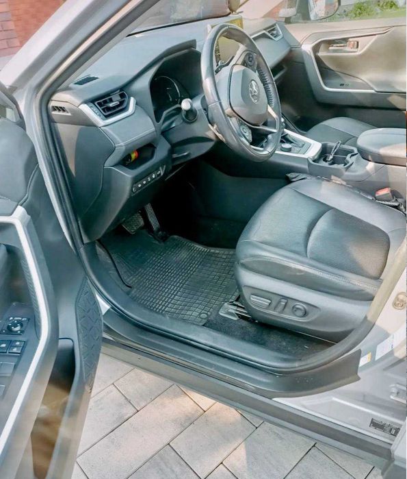 Продам Toyota Rav4 2021