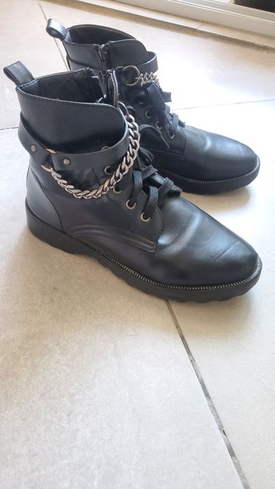 Botas Pretas com Cadarço e Corrente