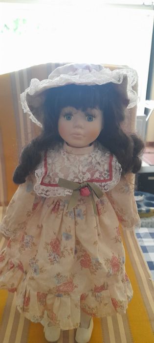 Boneca de loiça - 40 cm, vestido de flores