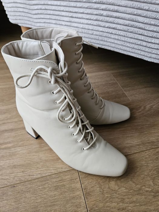 Botki na obcasie klocku beżowe wiązane deezee