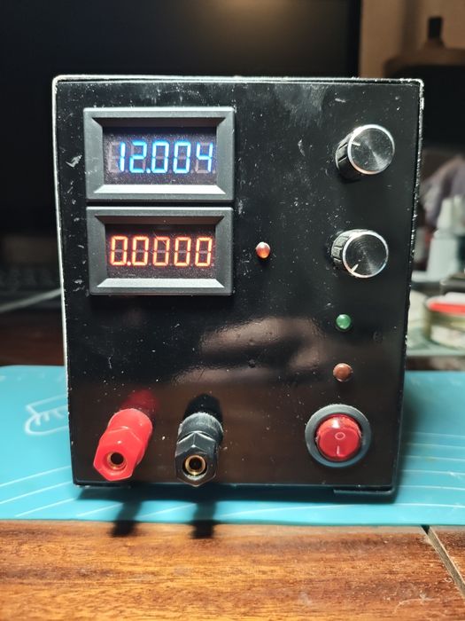 Лабораторний блок питания 0-24(30)В, 0-6А.