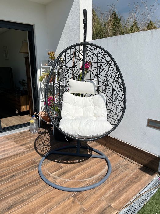 Cadeira suspensa em rattan preto com suporte e almofadas