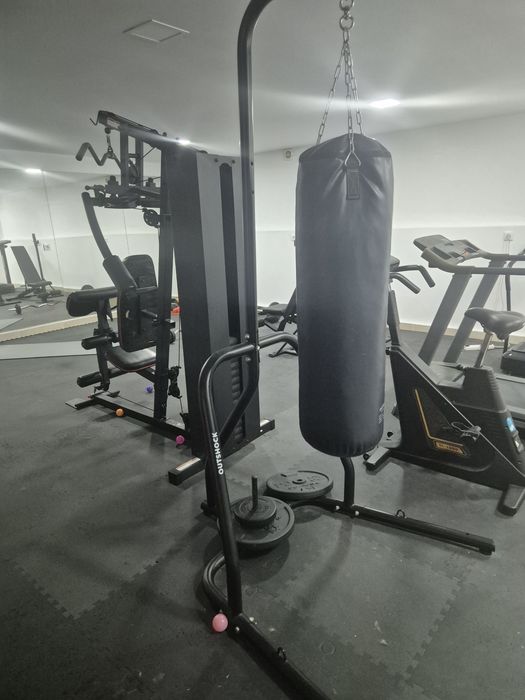 Suporte de chão e saco de boxe