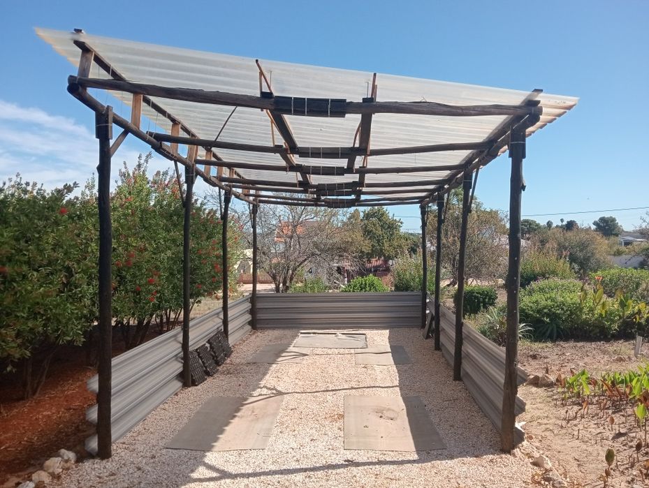 Vendo Telheiro de Madeira com Cobertura Translúcida  8 x 4 m — 32 m².