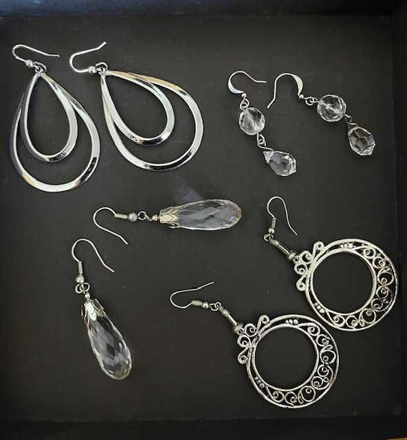 Elegantes e muito charmosos brincos, imperdíveis.