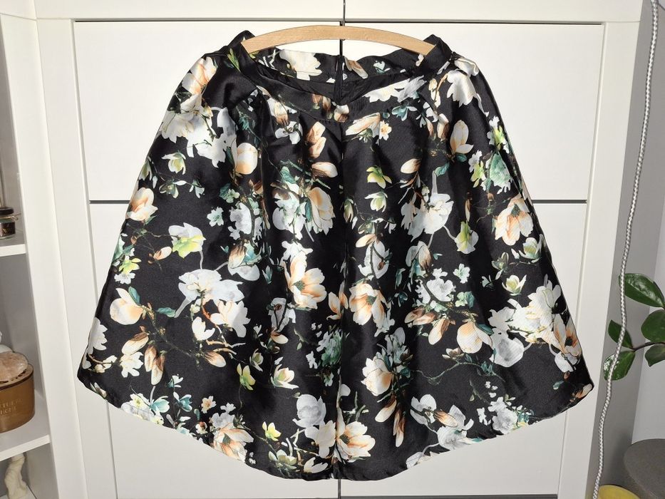 Spódnica w kwiaty M