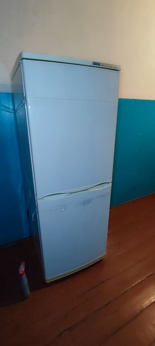 Продам холодильник Атлант під ремонт або на запчастини
