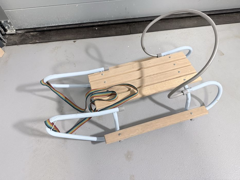 Sanki metalowe z oparciem