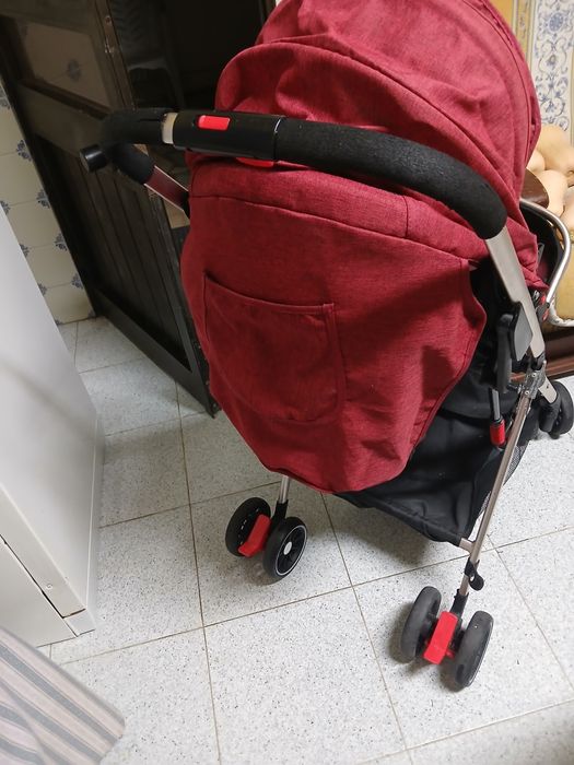 Carrinho de criança muito bem estimado.