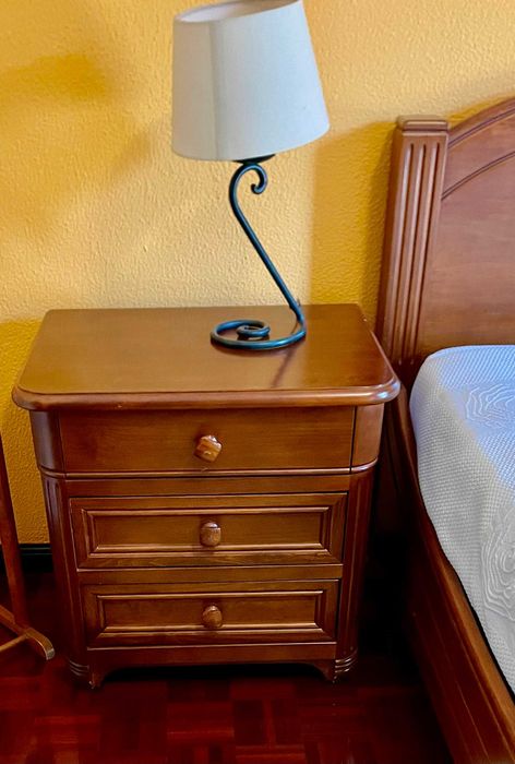 Quarto completo com design moderno em madeira maciça de nogueira