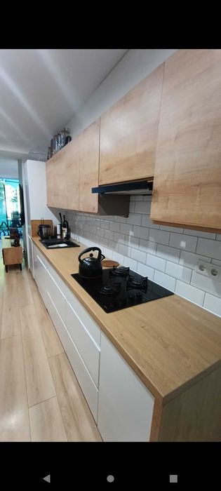 Meble kuchenne białe drewno sprzęty lodówka w zabudowie, zmywarka