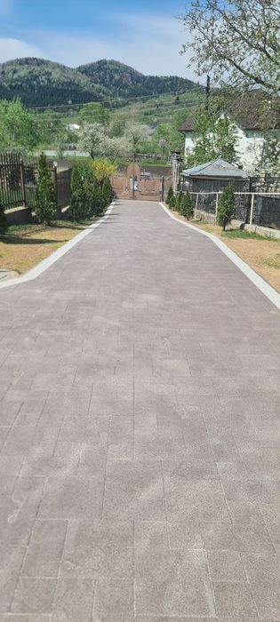 Ставимо бруківку та привозимо.Всі матеріали також.