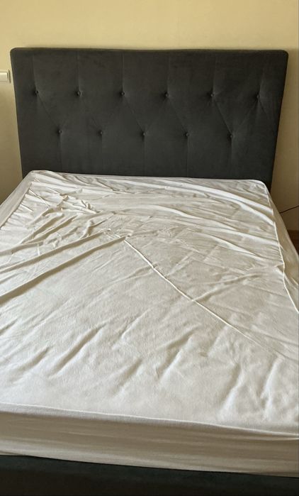 Cama de Casal Estofada 150x195 com Estrado – Cinzenta