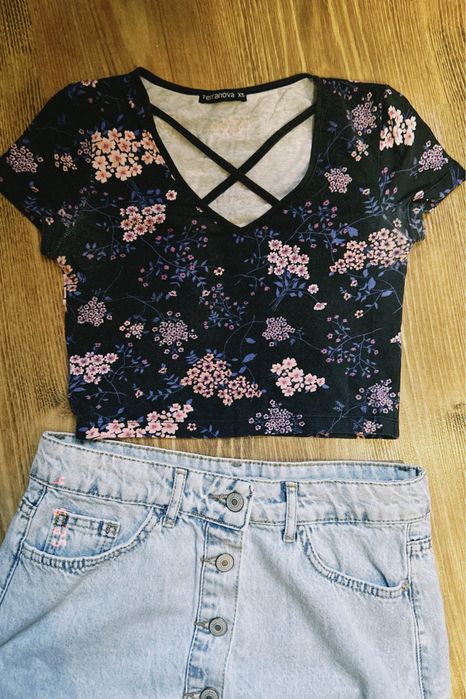 футболка з красивим вирізом спереді